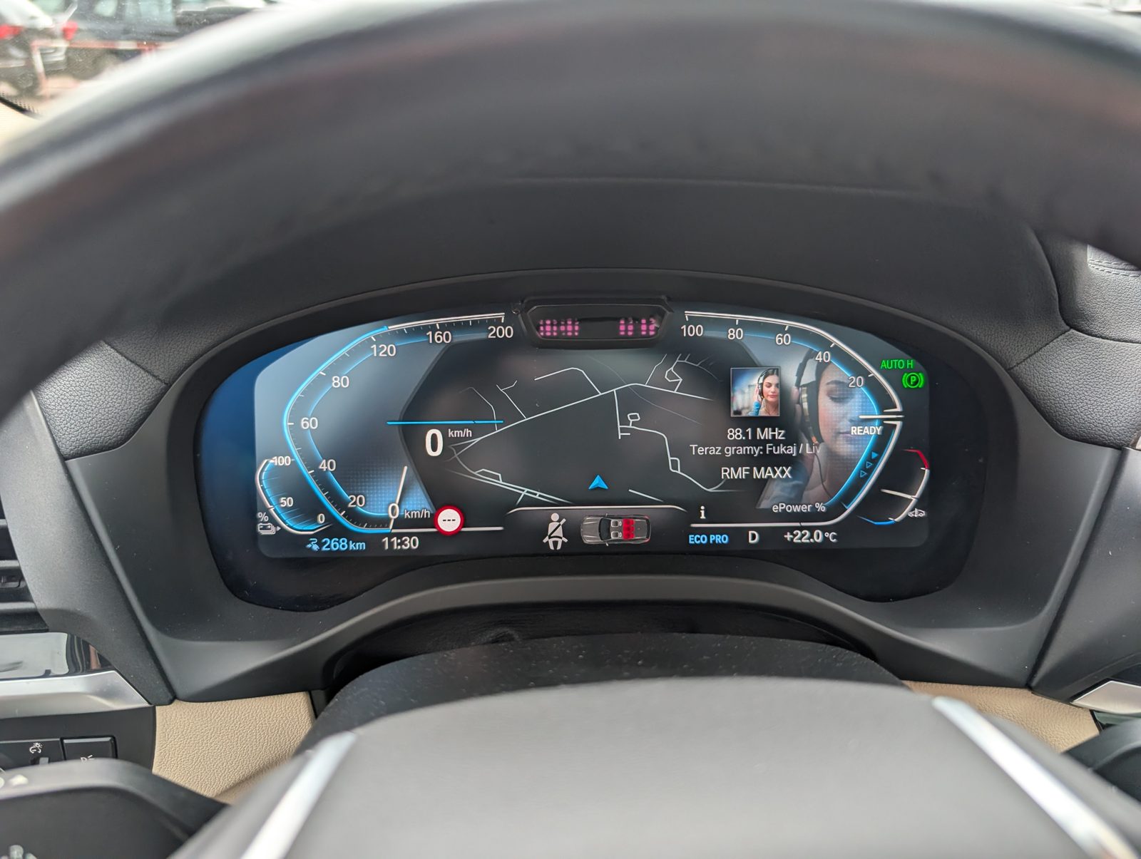 Cyfrowe zegary BMW iX3 podczas jazdy testowej