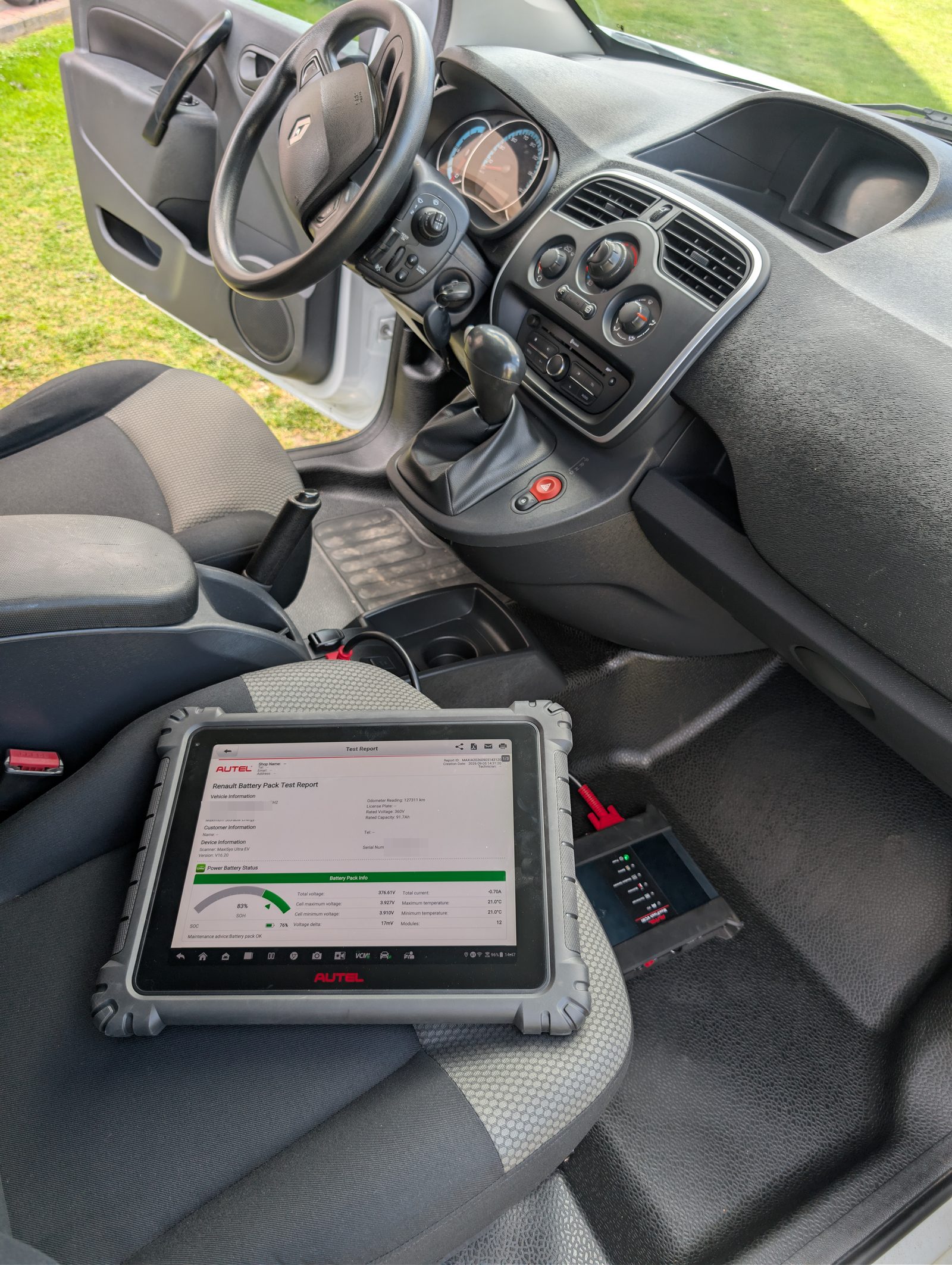 Autel MaxiSys Ultra EV podczas testu baterii w Renault Kangoo Z.E.