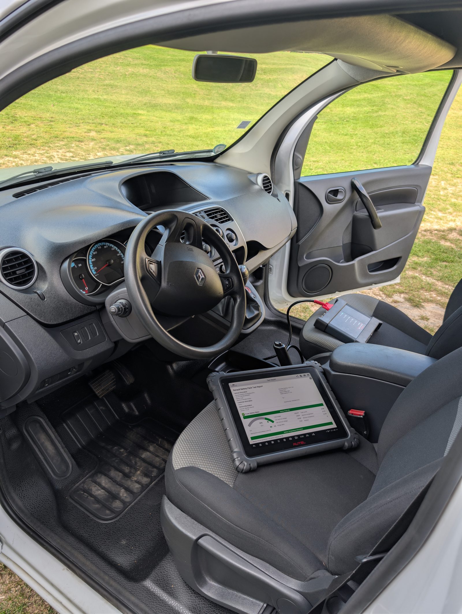Wnętrze Renault Kangoo Z.E. z podłączonym testerem Autel i interfejsem VCI