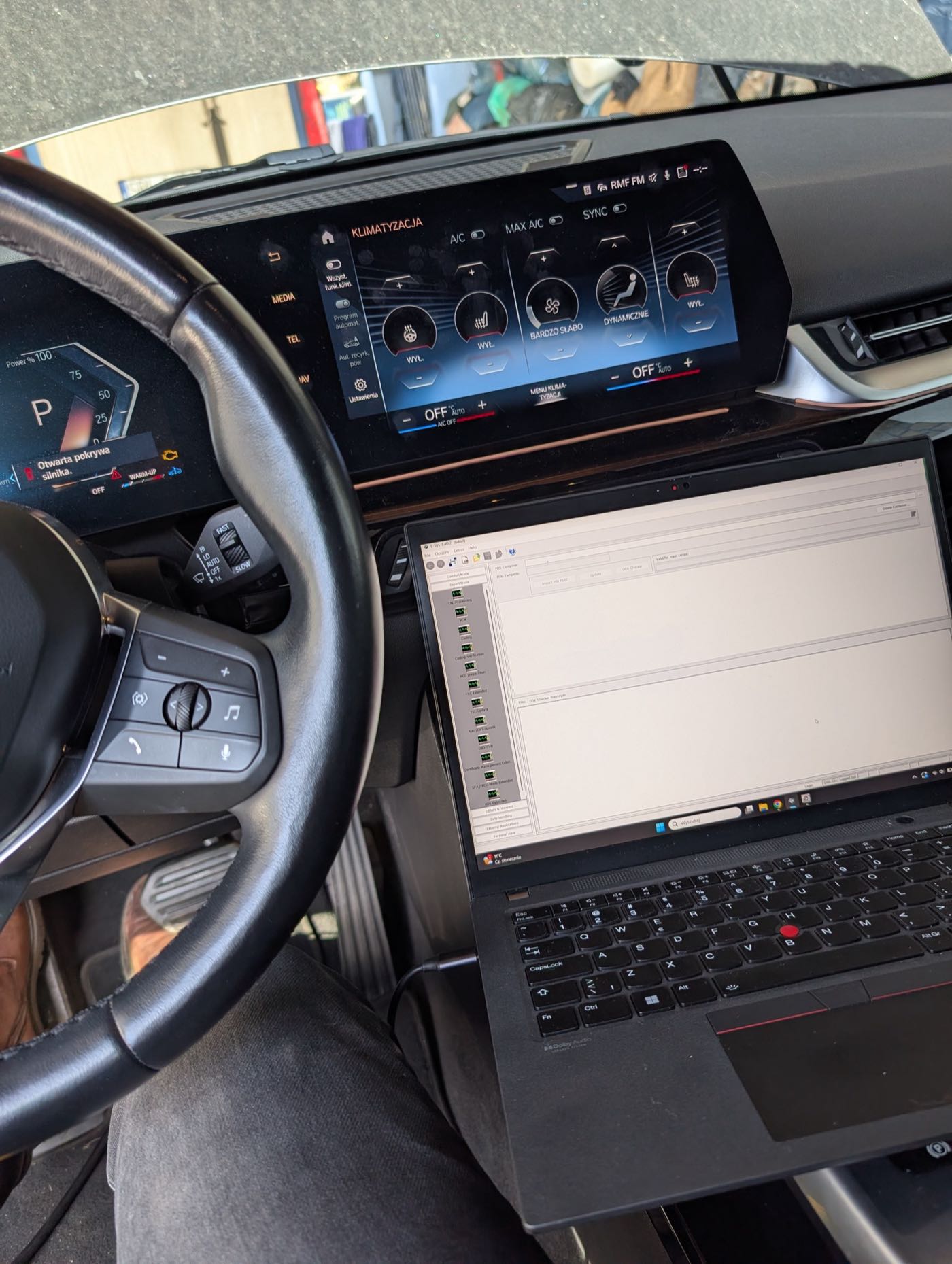 Kodowanie BMW - laptop z oprogramowaniem inżynieryjnym podłączony do auta