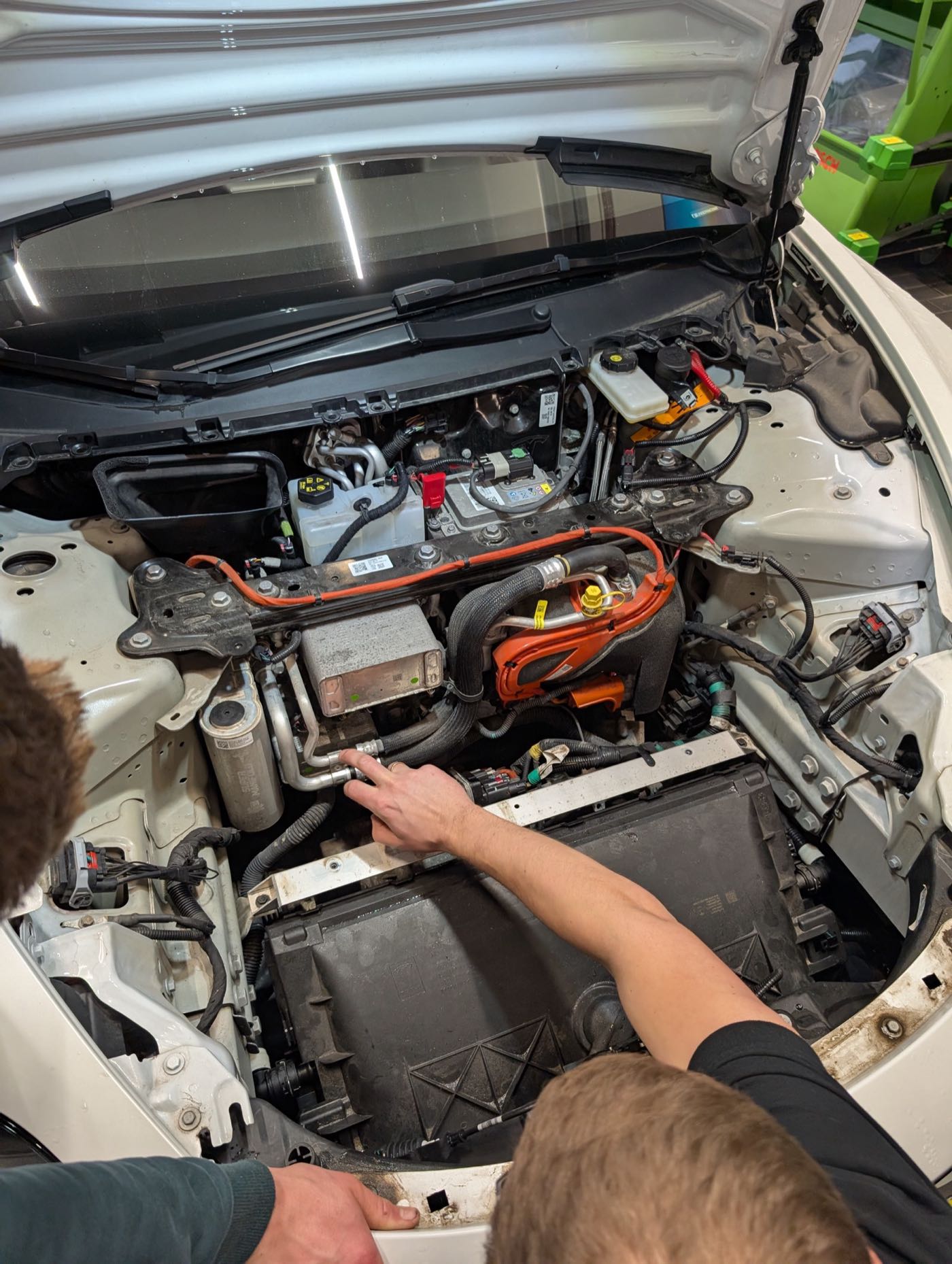 Komora przednia auta elektrycznego - diagnostyka układu wysokonapięciowego