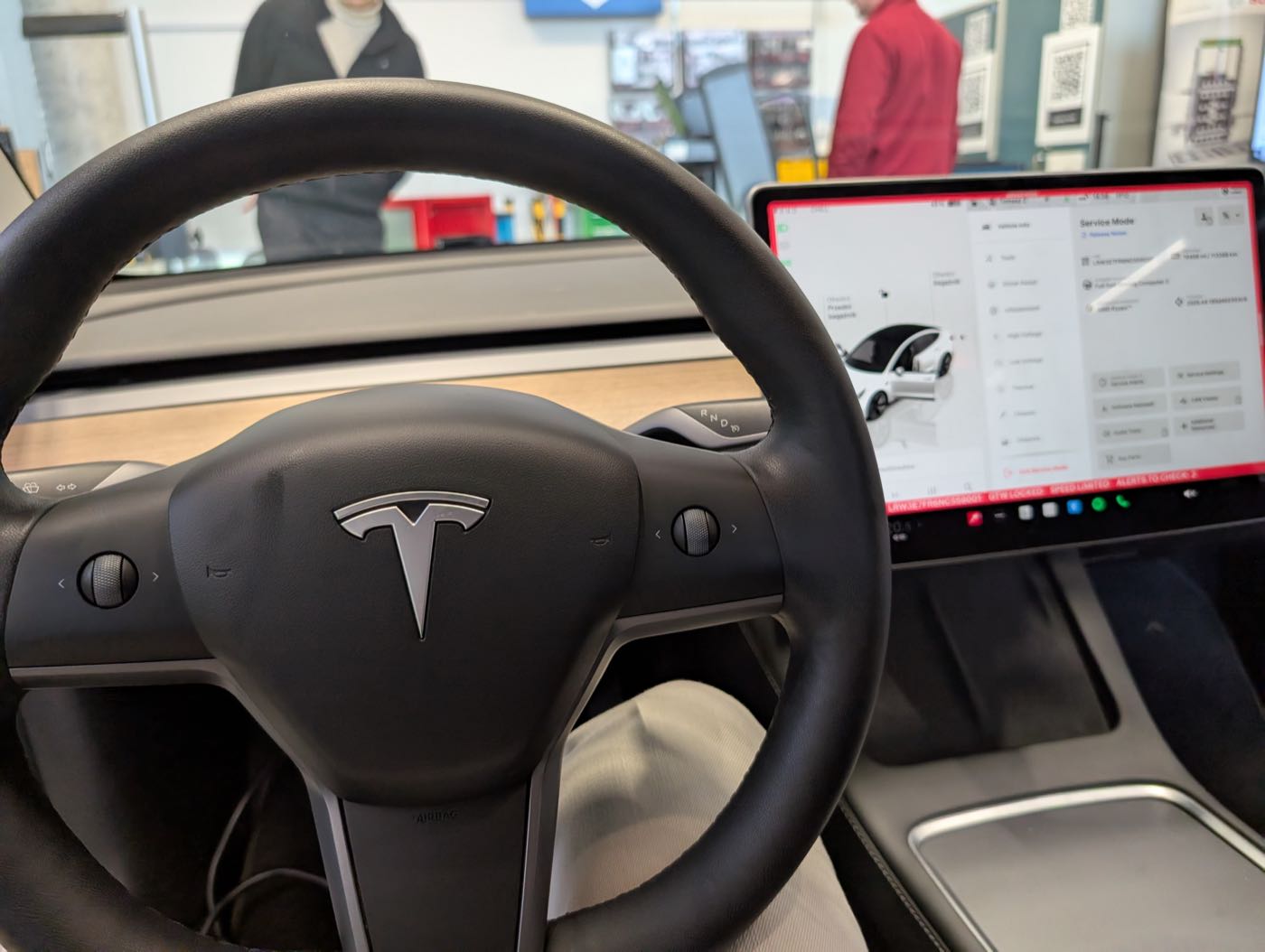 Tesla w trybie serwisowym podczas diagnostyki komputerowej