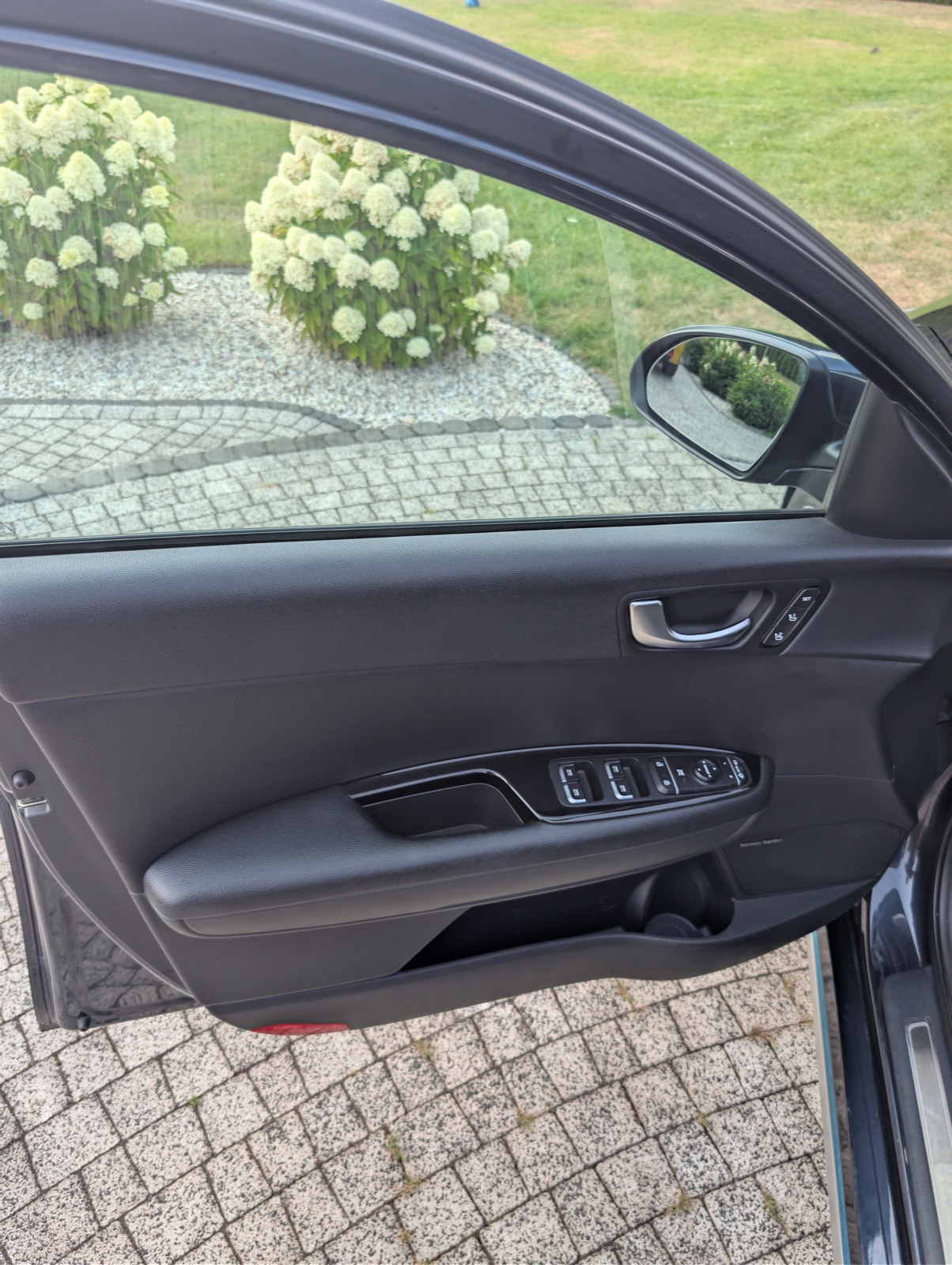 Wnętrze Kia Optima PHEV podczas oględzin przedzakupowych