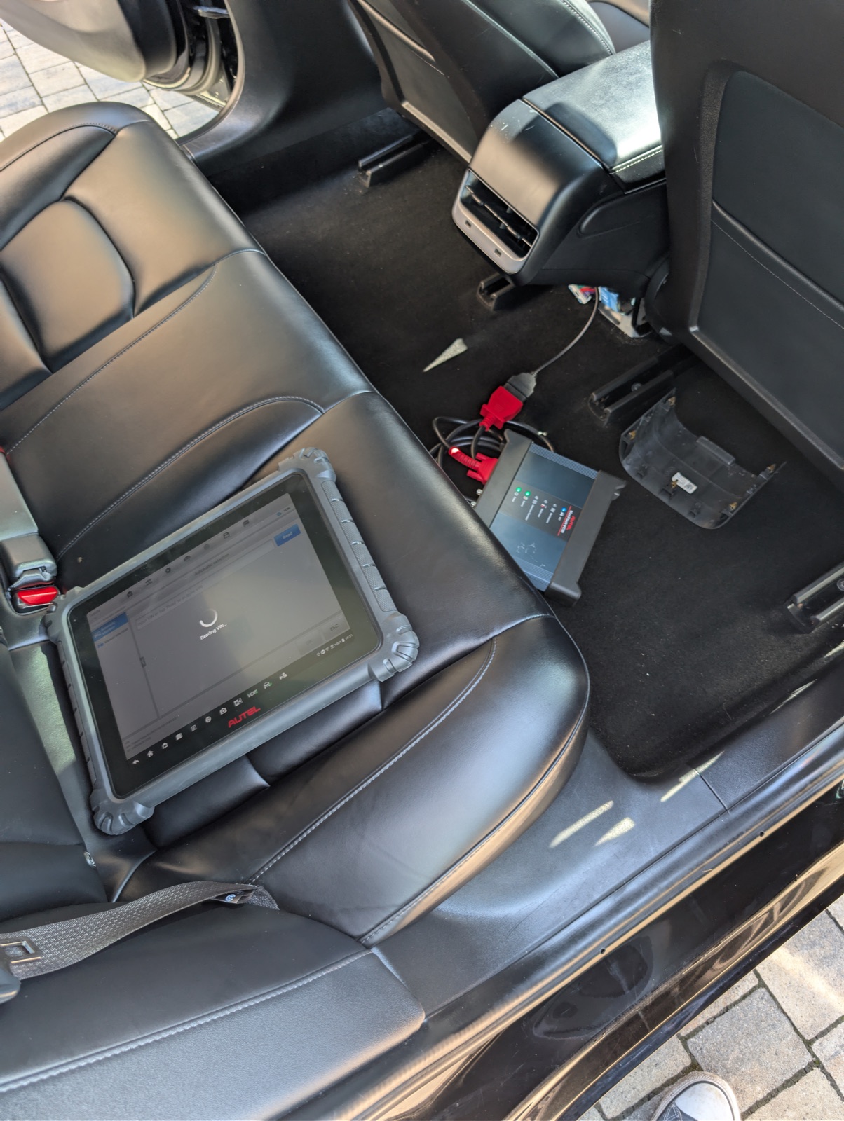 Autel MaxiSys Ultra EV podłączony do gniazda diagnostycznego Tesli Model 3