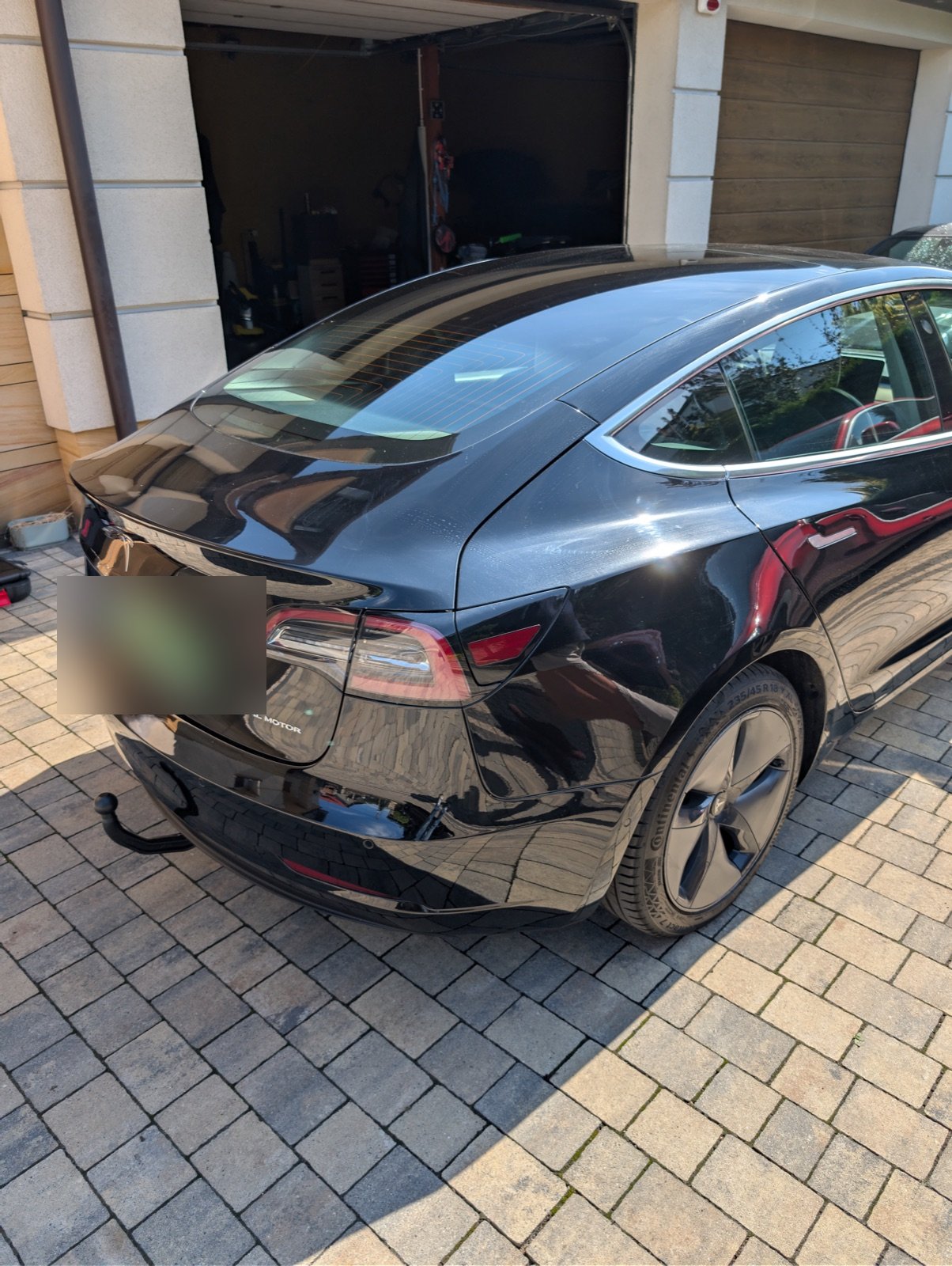 Tesla Model 3 Dual Motor - tył pojazdu podczas inspekcji