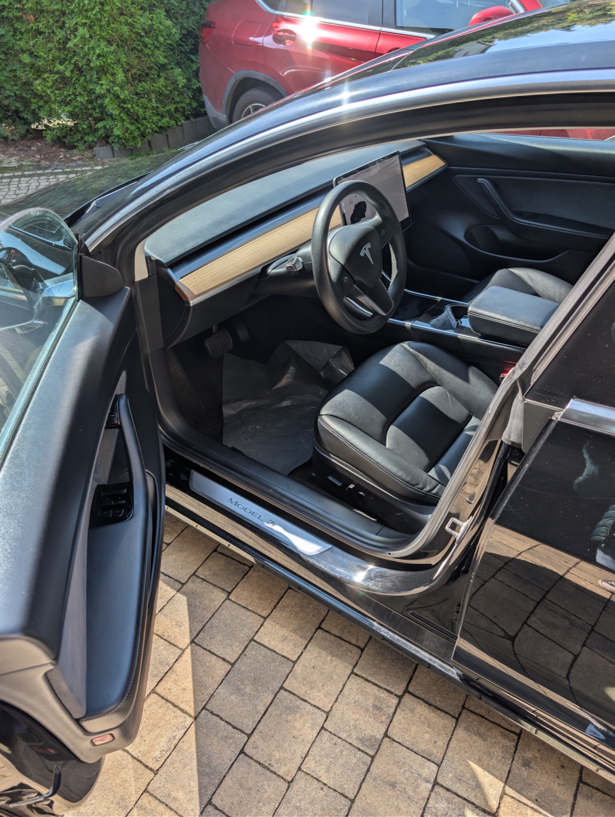 Wnętrze Tesli Model 3 - próg z oznaczeniem modelu podczas oględzin